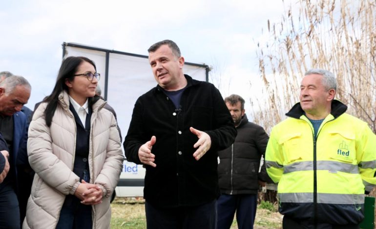 NDËRTOHET PRITA MBI LUMIN SHKUMBIN/ Balla: Së shpejti nis puna dhe për asfaltimin e rrugës