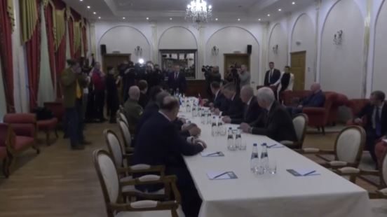 “TË THASHË FIKE…”/ Mediat nxirren jashtë, ç’po ndodh në takimin mes delegatëve rusë dhe ukrainas