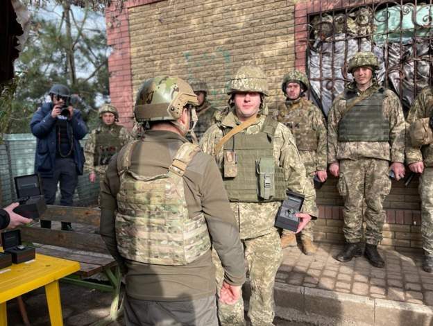 FOTOLAJM/ Presidenti i Ukrainës viziton ushtarët që ndodhen në vijën e parë të frontit mes konfliktit me Rusinë