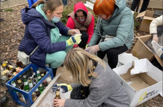 E GJITHA UKRAINA NË KËMBË! Gratë krijojnë bomba molotov për sulme kundër agresionit rus