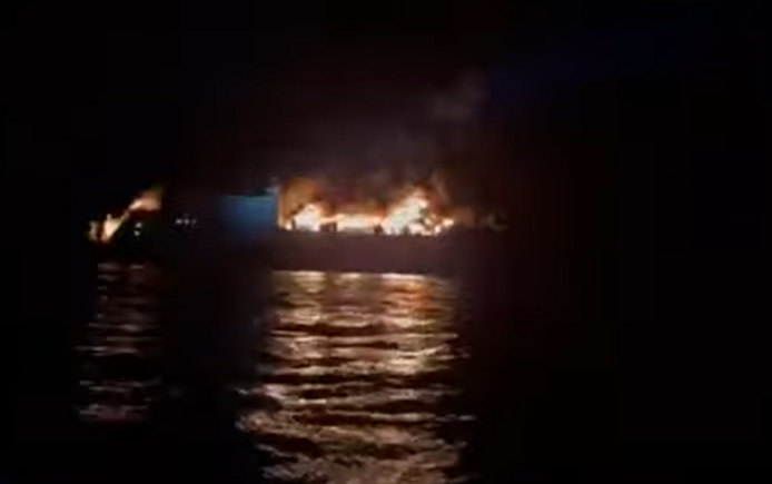 TRAGETI I LINJËS GREQI-ITALI SHKRUMBOHET NGA ZJARRI/ Dalin PAMJET nga Korfuzi, evakuohen 237 pasagjerë…