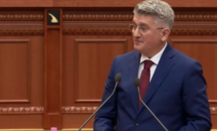 “KEMI NË KRAH VJEDHJEN E SHEKULLIT”/ Gjekmarkaj ironizon aferën e inceneratorëve: Gugallja iku si sorkadhja, Zoto po ndihet Zot