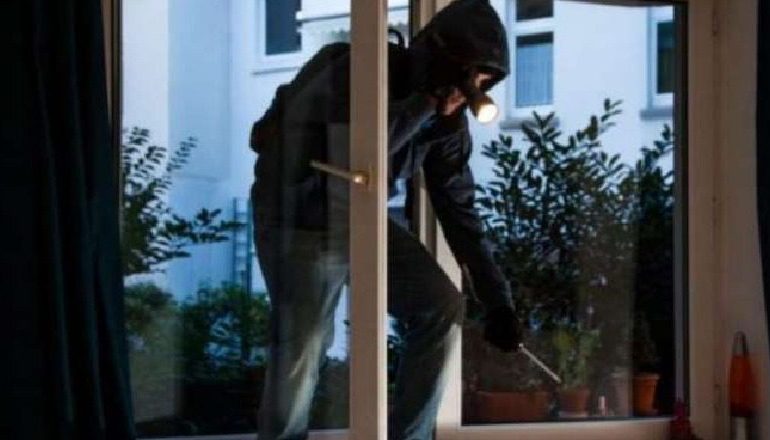 VIDHNIN BIZNESE NË KAMËZ/ Arrestohet 26-vjeçari, shpallen në kërkim dy të tjerë