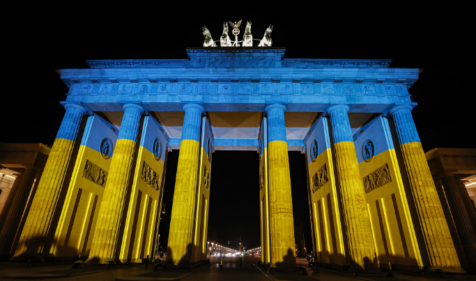 LUFTA/ Vendet botërore solidarizohen, monumentet historike “vishen” me ngjyrat e flamurit të Ukrainës (FOTO)