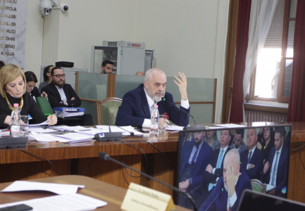 AHMETAJ UDHËTIM PRIVAT ME MËRTIRIN? Rama: Partia juaj më ka nxjerrë lakuriq, mos inkriminoni njerëz vetëm prej fotove