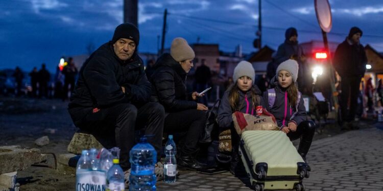 “TË TRONDITUR NGA LUFTA”/ Rrëfimet e ukrainasve që largohen nga vendi: S’e dimë se ç’do të ndodhë në të ardhmen