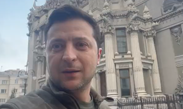 “KAM NEVOJË PËR ARMË DHE JO UDHËTIM”/ Presidenti Ukrainës hedh poshtë ofertën e SHBA për evakuimin e tij