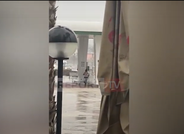 VIDEOLAJM/ Momenti kur 45-vjeçari kërcënon se do i vërë flakën karburantit! Policia…