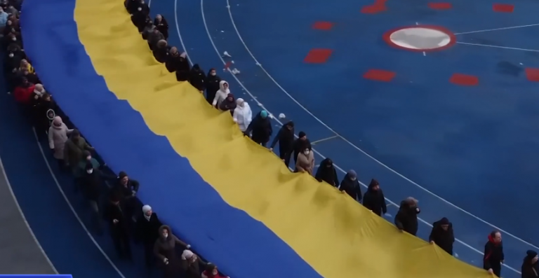 DITA E UNITETIT KOMBËTAR/ Ukrainasit shpalosin flamurin gjigant në Kiev