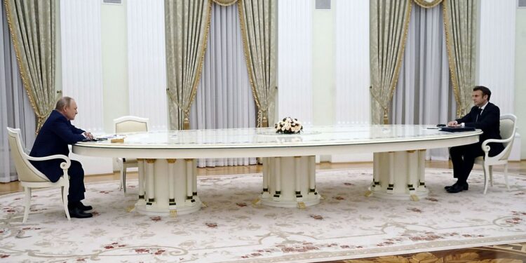 MISTERI/ Tryeza e gjatë Putin-Macron?! Ka të bëjë me ADN e gjakut të Presidentit francez
