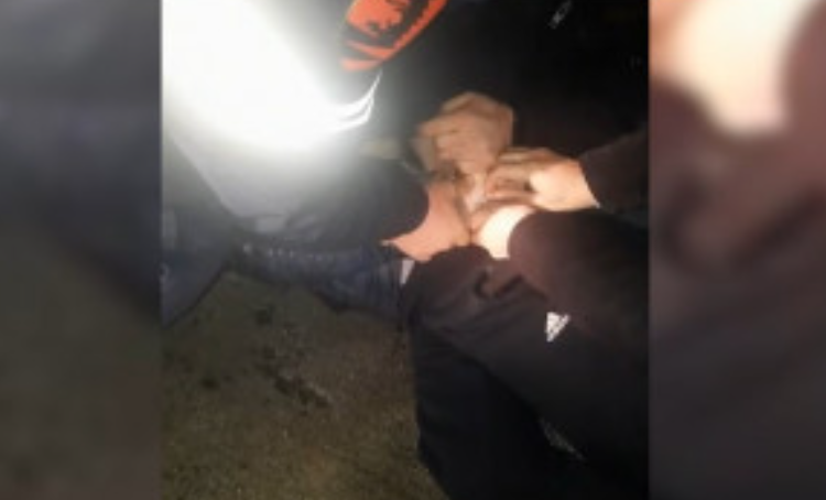 “HAPE DORËN HAPE”/ E shtrinë në tokë dhe i zbuluan dozat e kanabisit, ja pamjet e operacionit policor