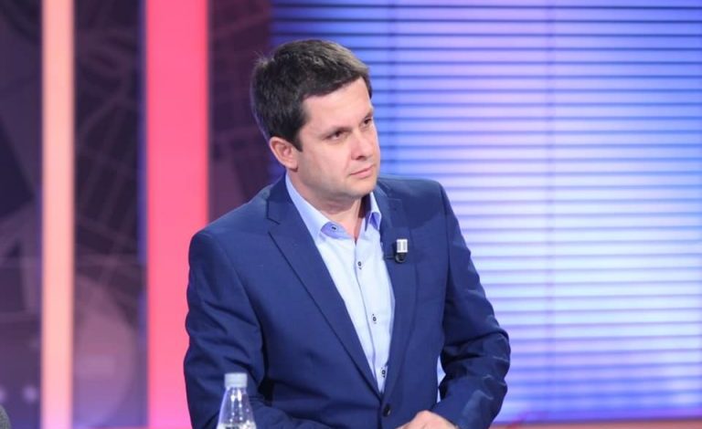 NË CILIN RAST DUHET MARRË DOZA E TRETË? Mjeku Alimehmeti prezanton të dhënat e fundit