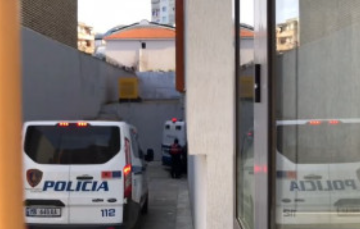 FEMRA, ALKOOL DHE DROGË NË BURGJE/ Ja momentet kur të arrestuarit e operacionit “Trinom” mbërrijnë në gjykatë (VIDEO)