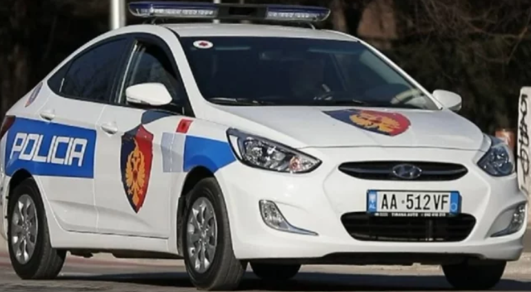 DOLËN TAPË NGA LOKALI/ Plas sherri mes të rinjve në Elbasan, largohen me vrap kur vjen policia