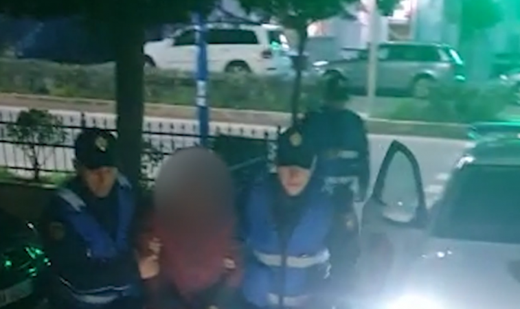 ME ARMË NË DORË/ 38-vjeçari terrorizon Kamzën e qëllon në ajër, kërcënon dhe policët