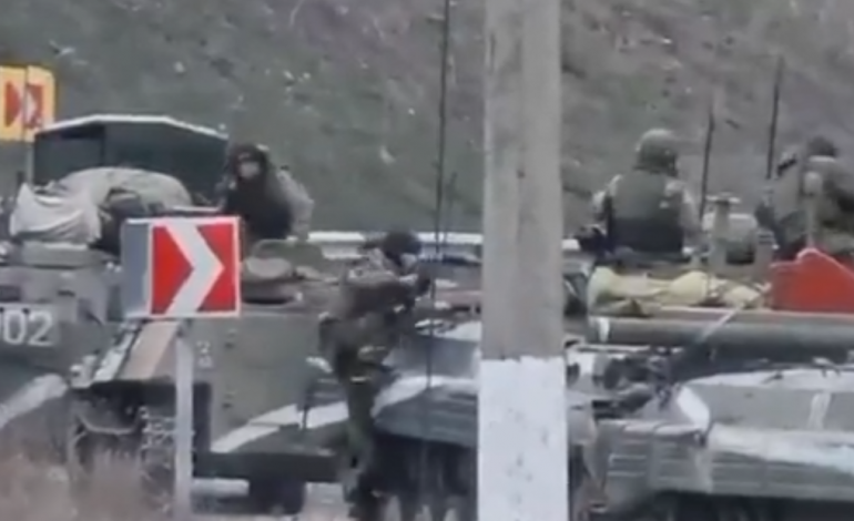 PAMJET/ Ura që lidh zonat e kontrolluara nga Rusia me Ukrainën mbulohet nga tymi, çfarë po ndodh në qytetin e Kherson