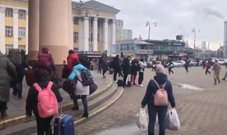 SULMET E FUNDIT/ Bien sirenat e luftës në Kiev, njerëzit vrapojnë të dëshpëruar. Shihni PAMJET e frikshme