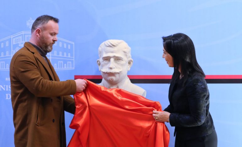 143 VJETORI I LINDJES SË LUIGJ GURAKUQIT/ Salla kryesore e Ministrisë së Arsimit merr emrin e tij