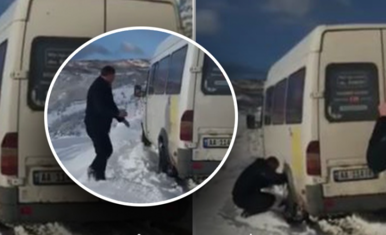NGRICA DHE DËBORA/ Bllokohet furgoni me 15 mësues në Velçan të Pogradecit