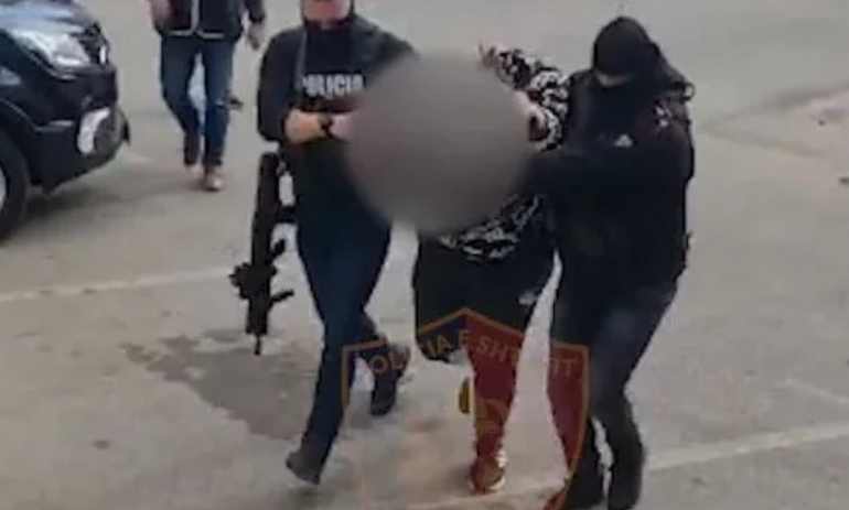 NDODH EDHE NË KORÇË/ Zbulohet shtëpi kanabisi, një i arrestuar në flagrancë