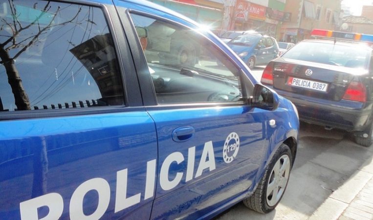 AKSION POLICOR NË VLORË/ Arrestohen 2 shtetas, një prej tyre i shpallur në kërkim. Procedohen penalisht 2 të tjerë