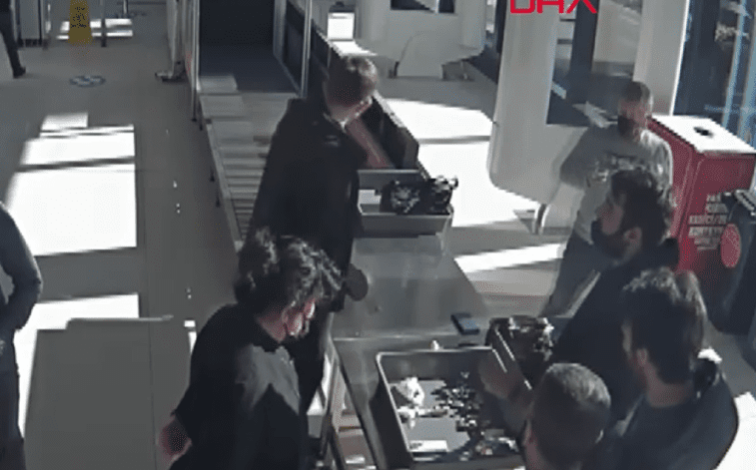 PUBLIKOHEN PAMJET/ Arrestohet shqiptarja në aeroportin e Stambollit. Policia i sekuestron lingota ari, byzylykë dhe… (EMRI+VIDEO)