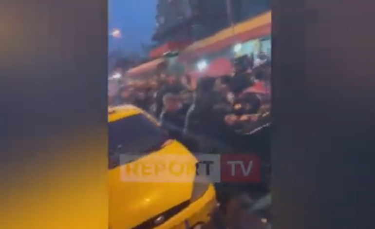 PROTESTA E “5 MAJIT”/ Momenti kur banorët përplasen me efektivët e “Shqiponjave” (VIDEO)
