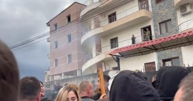 TENSIONE NË LAGJEN “5 MAJI”/ Momenti kur banorët hedhin shashka në drejtim të policisë (VIDEO)
