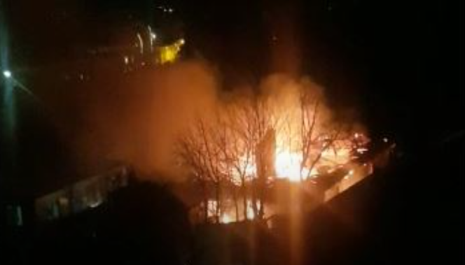 ZJARR I MADH NË BULQIZË/ Shkrumbohet totalisht një godinë banimi, në të jetonin 4 familje