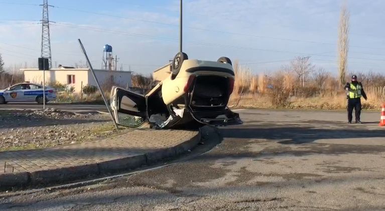 AKSIDENT NË LEZHË/ Makina përmbyset në mes të rrugës, plagoset rëndë drejtuesja. Dërgohet në spital