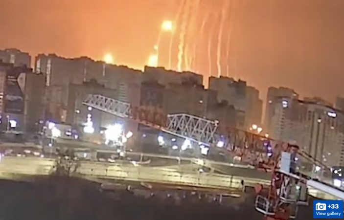 PUBLIKOHEN PAMJET/ Seri shpërthimesh në Kiev, një televizion ndërpret transmetimin: Do të kthehemi kur… (VIDEO)