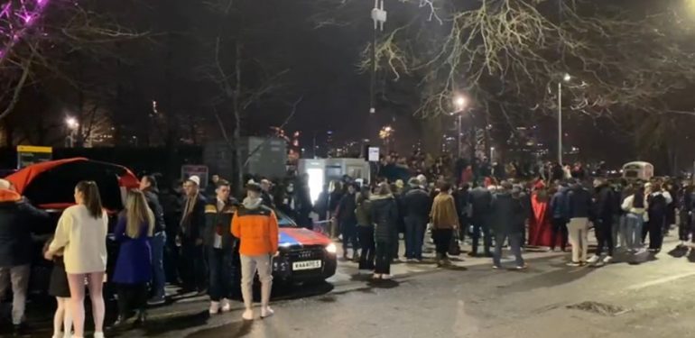 PAVARESIA E KOSOVES/ Këngë e valle dhe flamujt kombëtar, ja si festojnë shqiptarët në mes të Londrës (VIDEO)