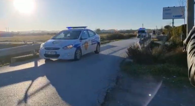 PAMJET/ I shoqëruar me 4 motorë policie dhe efektivë të shumtë, momenti kur Saimir Tahiri mbërrin në burgun e Fierit