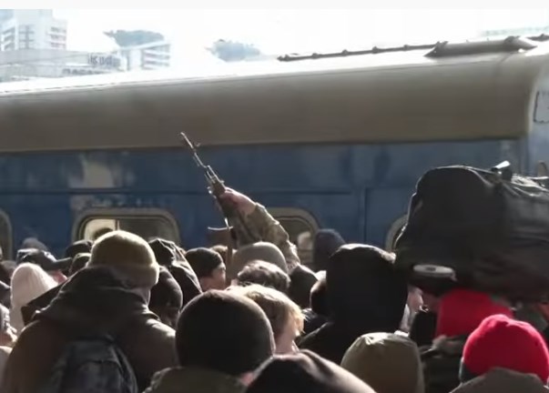DETAJET E FUNDIT/ Të shtëna me armë në stacionin e metrosë në Kiev të tejmbushur nga qytetarë