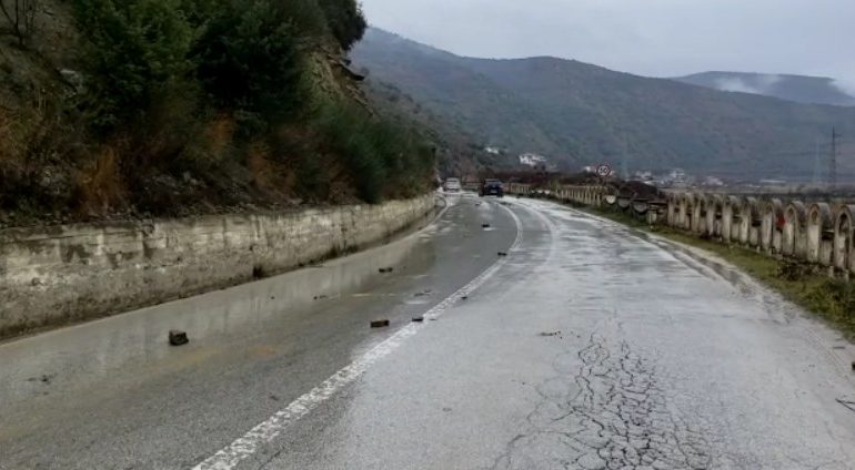 SHIRAT E RRËMBYESHËM/ Rrëshqitje gurësh në aksion nacional Berat-Skrapar