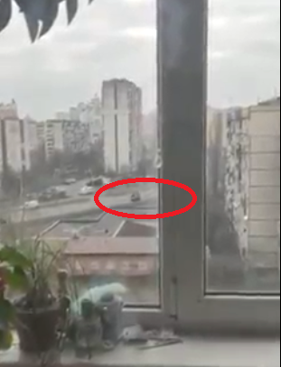 DITA E DYTË E LUFTËS/ Pamje shokuese nga Ukraina, tanku rus i hipën sipër një makine që ishte në lëvizje (VIDEO)