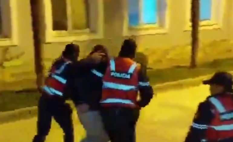 ÇFARË NDODHI NË VLORË? Sekuestrohet një kallashnikov, heroinë në doza dhe para cash, arrestohen 2 të rinj