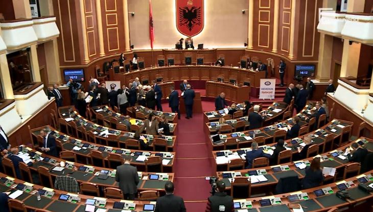 ME 118 VOTA PRO/ Kuvendi MIRATON zgjatjen e afatit të Vettingut