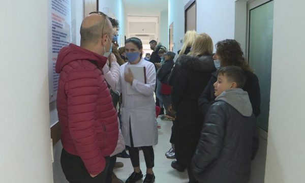 FLUKS NË QENDRAT SHËNDETËSORE/ Mjekët: Ka pacientë të prekur nga virozat dhe Omicron