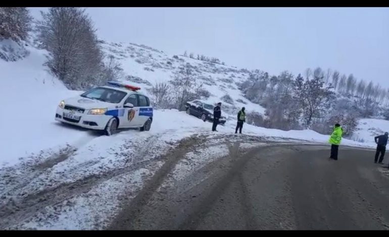 RESHJE TË DENDURA DËBORE NË QARKUN E DIBRËS/ Bllokohet Rruga e Arbrit, policia apel shoferëve: Kujdes
