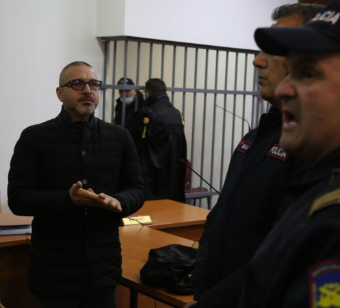 U DËNUA ME 3 VITE E 4 MUAJ BURG/ Nga salla e gjyqit në qeli. Saimir Tahiri dërgohet në burgun…