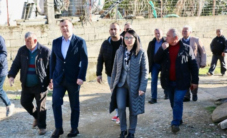 ZGJEDHJET E PJESSHME VENDORE/ Balla takim me banorët në Zhamë: Vota për PS-në është votë për të hapur…