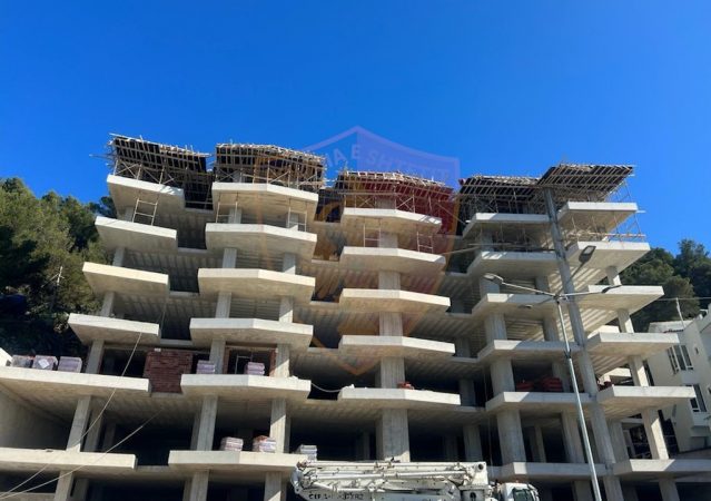LEJOI NDËRTIMIN PA LEJE TË NJË PALLATI 7-KATËSH/ Arrestohet kryeinspektorja e IMT Sarandë, në kërkim një biznesmen (EMRI)