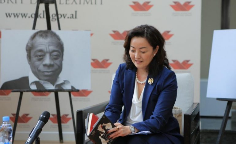 “PERSERI NGRIHEM”/ Yuri Kim lexon Maya Angelou te Qendra Kombëtare e Librit