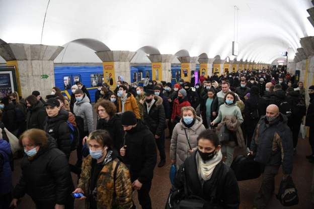 NJERËZ QË PËRPIQEN TË LARGOHEN/ Çfarë po ndodh në Kiev, metrotë dhe stacionet mbushen plot me qytetarë