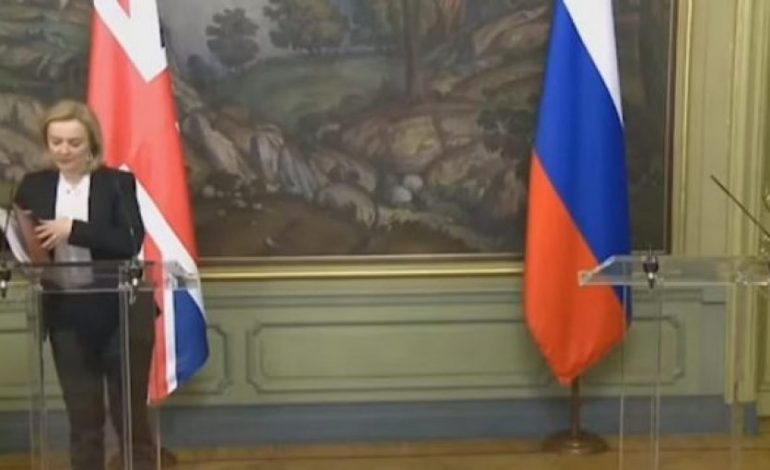 TENSIONE NË MOSKË/ Lavrov largohet në mes të konferencës me diplomaten britanike, e lë atë vetëm në podium