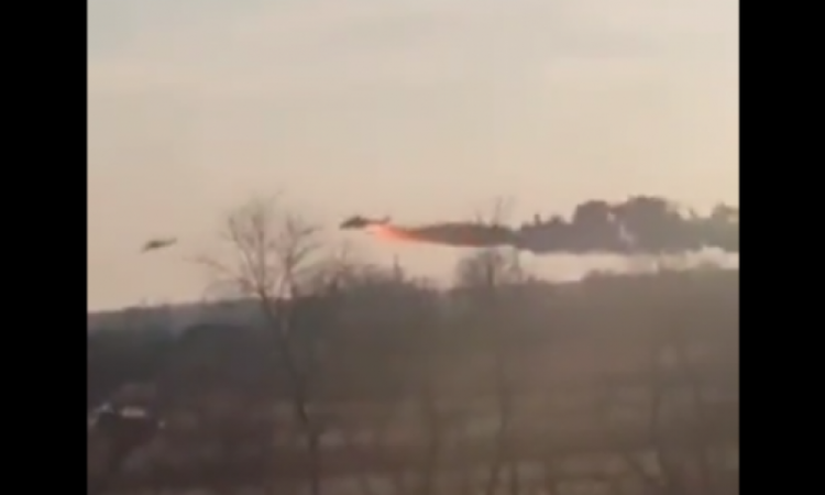 DITA E TRETË E LUFTËS/ Tym e flakë, momenti kur ushtria ukrainase rrëzon një tjetër helikopter rus (VIDEO)