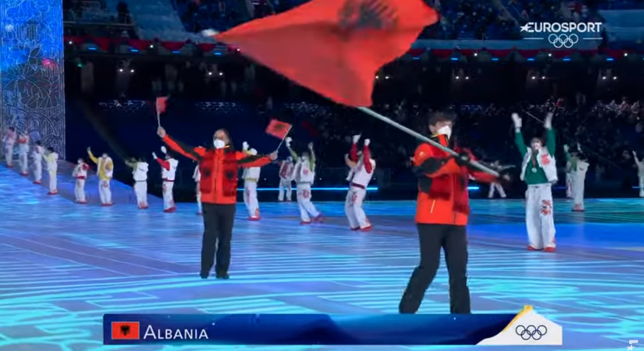 "PEKIN 2022"/ Flamuri shqiptar parakalon në ceremoni nga vetëm një sportist (VIDEO)