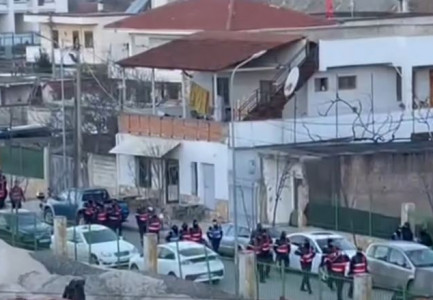 PROJEKTI I RINDËRTIMIT/ Sot shemben të tjera banesa në lagjen “5 Maji”, banorët në mbrojtje të shtëpive