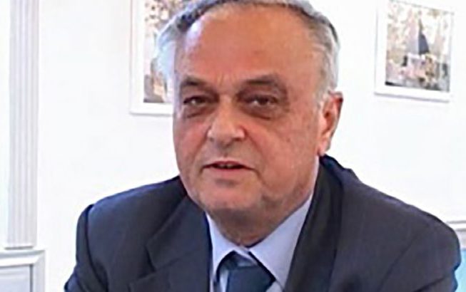“PLOT DHIMBJE…”/ Shkrimtari i njohur në gjendje të rëndë shëndetësore, miku i tij ndan lajmin: Po lufton me vdekjen